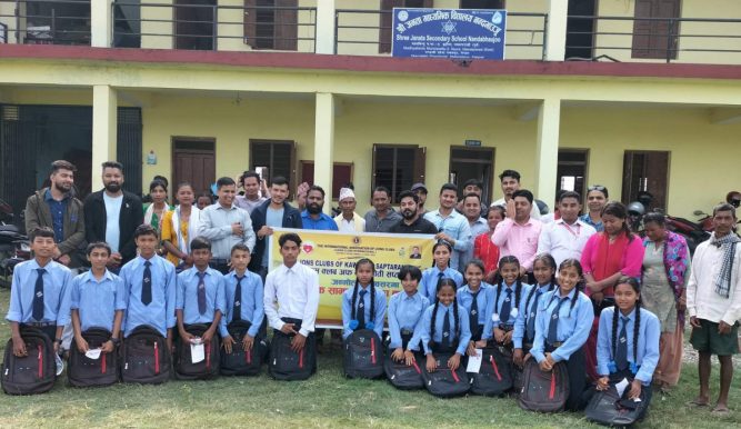 जन्मदिनमा लायन अमृत श्रेष्ठद्वारा शैक्षिक सामाग्री वितरण