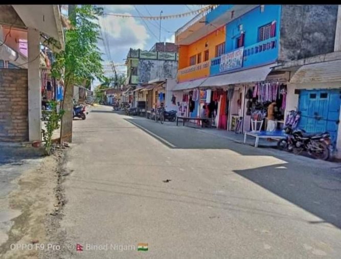 निषेधाज्ञालाई उलंघन गर्दै महेशपुरका पसल व्यवसायीले खोले पसल
