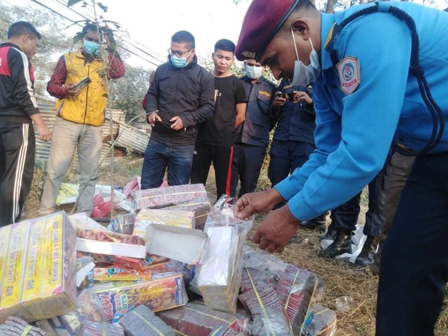 नवलपरासी प्रहरीद्वारा दुई लाख बढीको पटाका नियन्त्रण गरि नष्ट