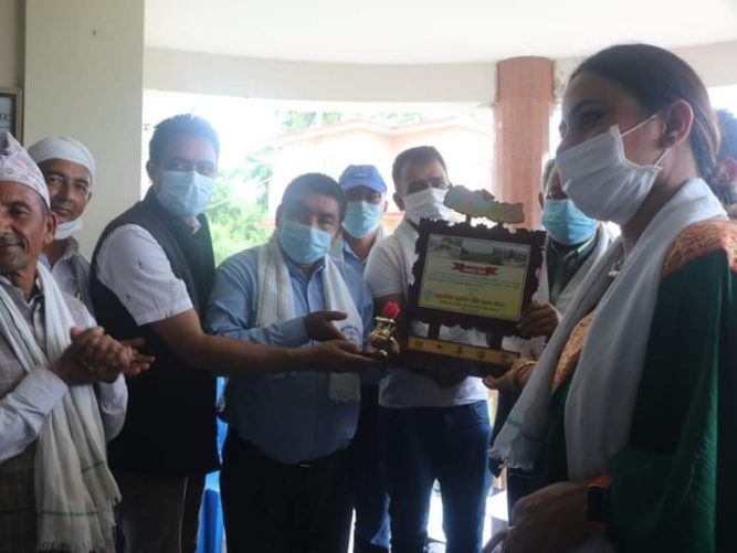 नवलपुर समाज जापानद्वारा प्राकृतिक चिकित्सालयलाई उपकरण हस्तान्तरण