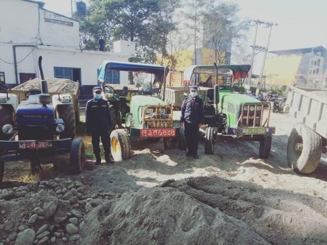 नवलपरासीमा उत्खनन कार्यमा संलग्न ९ वटा ट्याक्टर पक्राउ