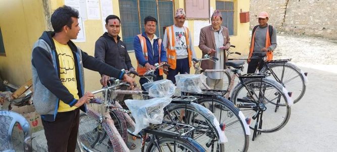 केदारर्स्यु गाउँपालिका द्वारा सडक बिभाग का कर्मचारीलाई साईकल वितरण