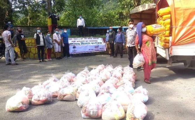 रेवान पोखरा र द आर्ट अफ लिभिङ्गद्वारा फेवातालका डुङ्गा चालकहरुलाई राहत वितरण