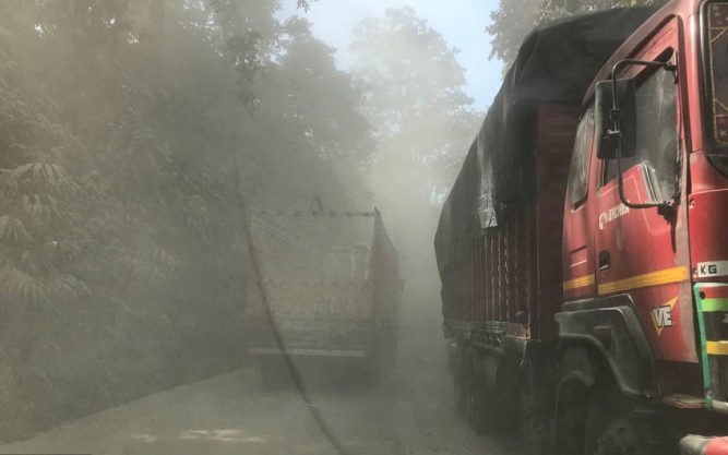 धूलोले दिउँसै देखिन्‍न दाउन्‍ने सडक