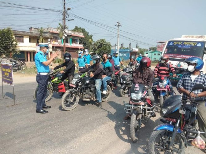ट्राफिक प्रहरीले शुरु गर्यो चालकसँग नमस्ते सहित १ मिनेट दैनिक कुराकानी’