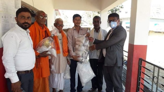 च्याउको बीउ वितरण गर्दै सरावल गाउँपालिका
