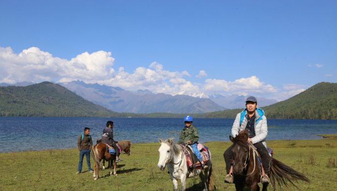 दशैँतिहारमा मुगुको राराताल घुम्नेको लर्को
