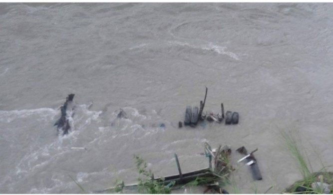 बिरामी बोकेको पिकअप भ्यान त्रीशूूलीमा खस्यो