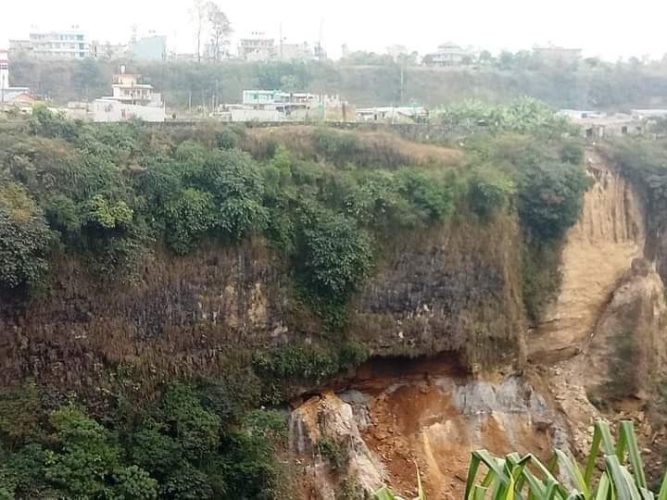 पोखराको सेती नदि किनारमा धाँजा फाँट्यो, २ घर भत्कियो