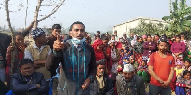 प्रेस सेन्टरद्धारा स्थानिय समस्याबारे बाँकेको सिमलघारीमा जनसंवादः बर्षौदेखि भोगचलन गरेको जमिनमा माफियाहरुको चलखेल    ,  प्रहरी हवेल्दार बिष्णु अधिकारी माथि दुव्र्यवहारः कारबाहीको माग