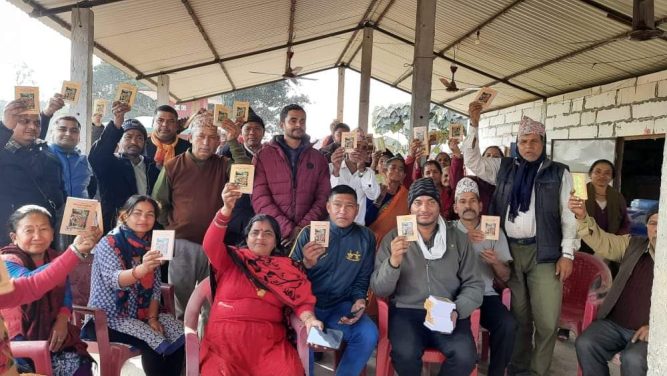 हिन्दु धर्म रक्षाका लागि कावासोतीका टोलटोलमा गिता बाडिदै