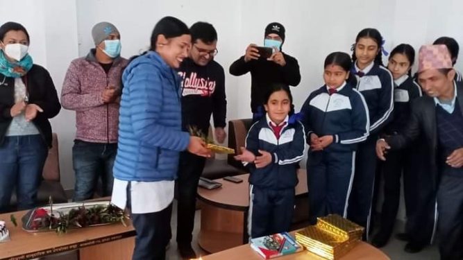 सिद्धार्थ आवासिय माविका विद्यार्थीद्धारा जिल्ला अस्पतालका नर्सलाई सम्मान