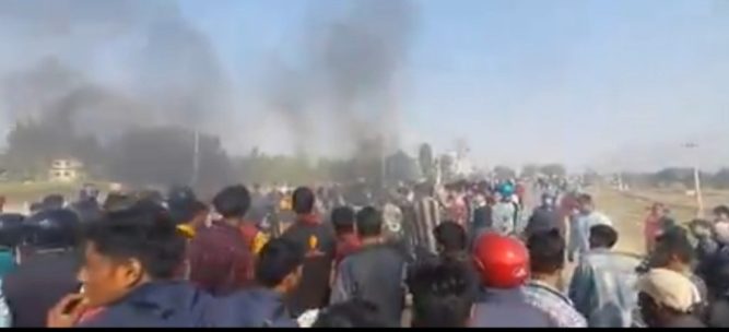 किरणनाला स्थित भएको दुर्घटना पछि माहोल तनावग्रस्त, स्थानियद्वारा सडक अवरुद्ध