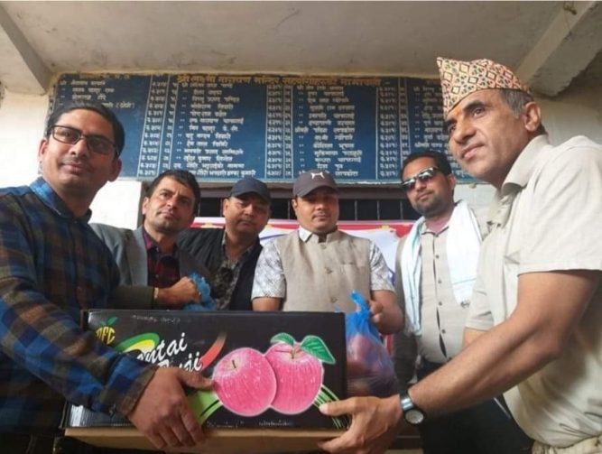 पत्रकार महासंघ स्थापना दिवशको अवसरमा वृद्दाश्रममा फलफुल वितरण