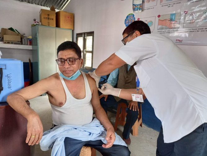 कावासोती २ मा पनि कोभिड विरुद्धको दोस्रो चरणको खोप सुरु ,वडाध्यक्षले गरे सुभारम्भ