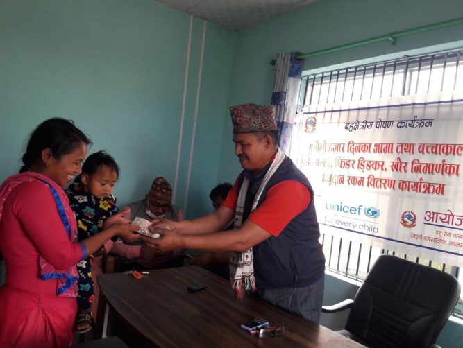 देवचुली ९ मा सुनौलो हजार दिनका आमाहरुलाई पोषणयुक्त खाद्यन्न वितरण