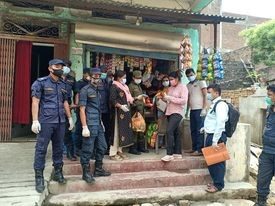 रामग्राम नगरपालिकाद्धारा परासी बजारका किराना पसलहरुको अनुगमन , म्याद गुज्रेको बस्तुहरु नष्ट