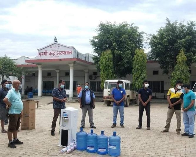 हेल्पिङ हेन्डस् परासी र विष्णुराज रायद्वारा संक्रमितलाई  आवश्यक सामाग्री  हस्तान्तरण