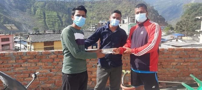 बझाङ बचाउ अभियानमा  मदनको  ५० हजार सहयाेग