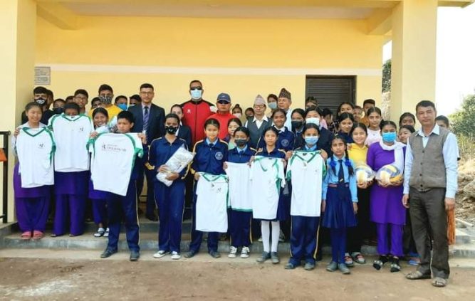 सिभिल बैकद्वारा विद्यालयलाइ खेलकुद सामाग्री हस्तान्तरण