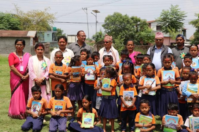 विद्यार्थीहरुको शैक्षिक उन्नयनका लागि रेशम फिरिरिको शैक्षिक सामाग्री  सहयोग