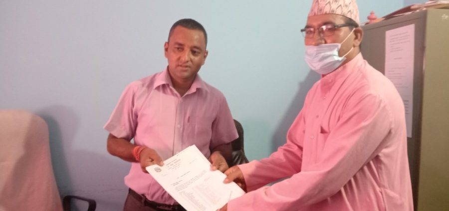 वडाध्यक्ष पाण्डेले व्यक्तिगत खर्चमा  गरिदिए २०० बढिको कोरोना बिमा