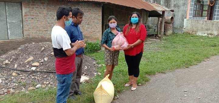 खाद्यान्न सहित अति विपन्न ,अशक्त र बालबालिकाको  घरमै पुग्यो फुड बैंक