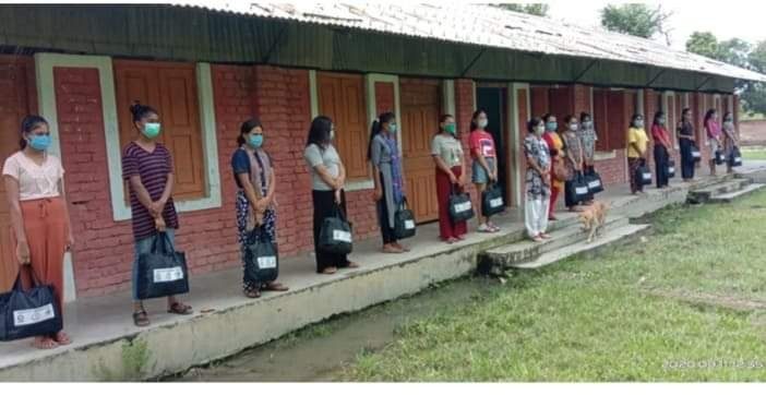 दलित सामाजिक विकास केन्द्रद्वारा किशोरीहरुलाई स्वास्थ्य तथा सरसफाई किट वितरण