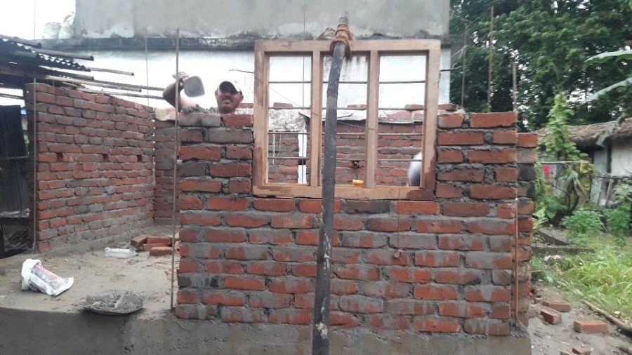 सुन्दरहरैँचामा असाहयका लागि घर बनाइदिँदै १८ वर्षीय रविन