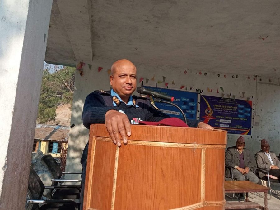 बझाङ पुगेर डिआईजी सुवेदीले विद्यार्थी सँग अन्तरक्रिया।