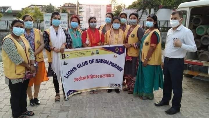 लायन्स क्लब अफ लेडिज नवलपरासीद्धारा अक्सिजन सिलिन्डर रिफिल गरि हस्तान्तरण